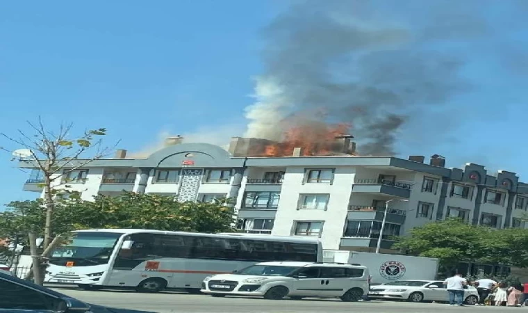 Ankara’da 3 katlı binanın çatısı yandı