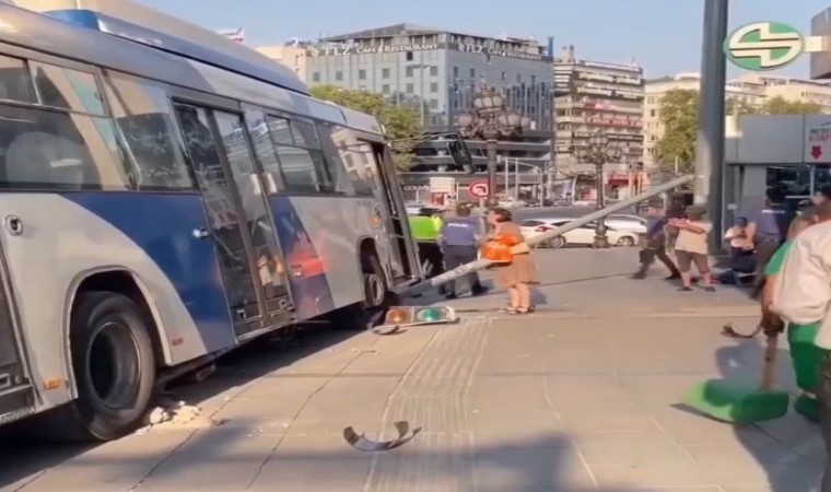 Ankarada EGO otobüsünün çarptığı direk vatandaşın üzerine düştü