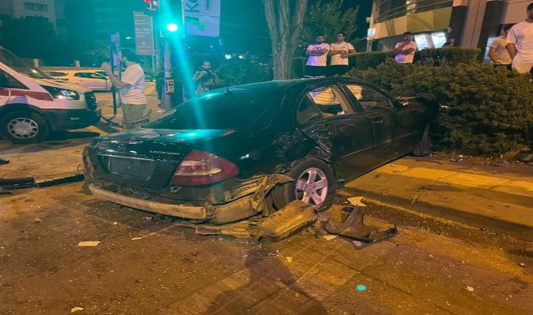 Ankara’da refüjdeki trafik levhasına vuran otomobil duvara çarptı: 5 yaralı