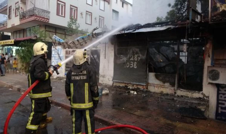 Antalya Kepez’de çıkan yangında 2 dükkan küle döndü