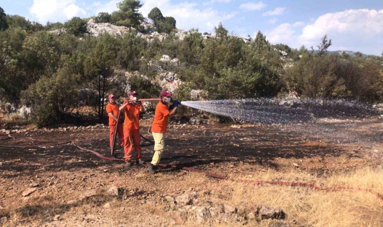 Antalyada bozuk ormanlık alanda çıkan yangın söndürüldü