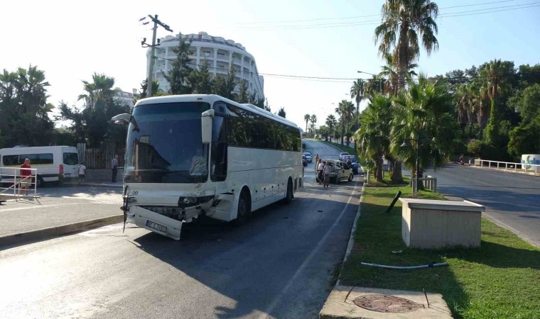 Antalyada otel servis otobüsü 2 araca çarptı: 6 yaralı