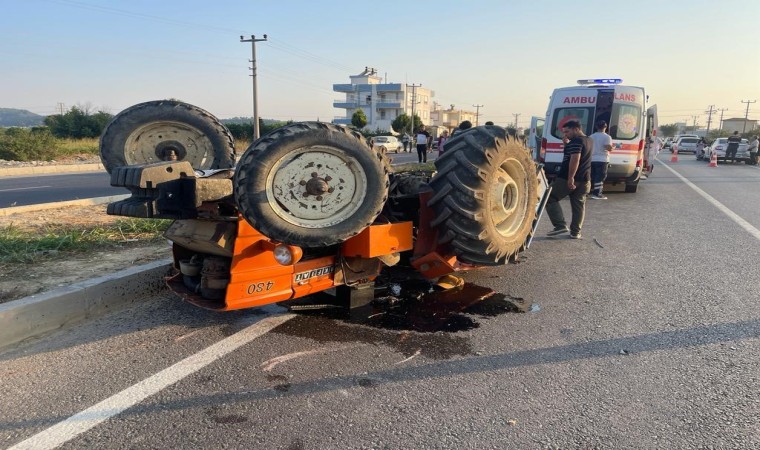 Antalyada otomobil traktöre çarptı: 2 yaralı