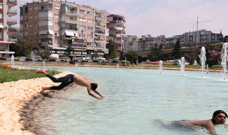 Antalyada sıcak ve nemli havada bunalan çocuklar soluğu süs havuzunda aldı