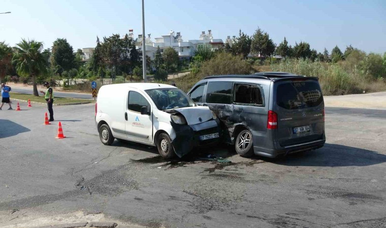 Antalyada tur minibüsü ile hafif ticari araç çarpıştı: 3 yaralı