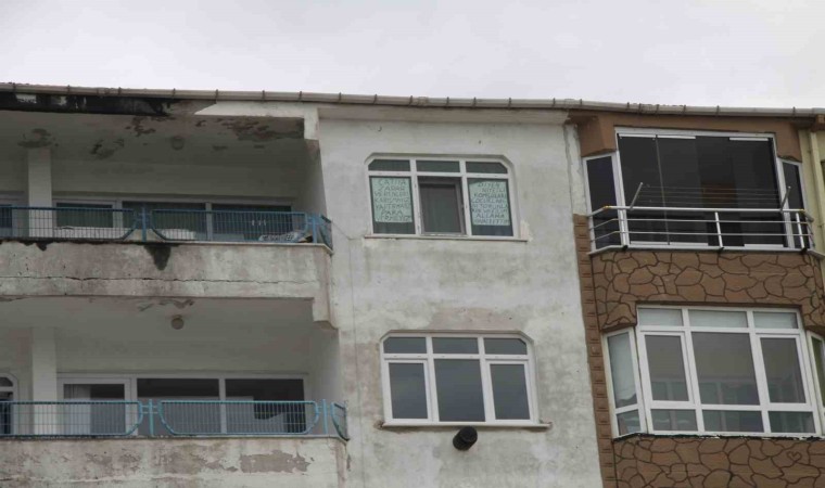 Apartman yönetimine kızınca pencereye bu yazıyı astı