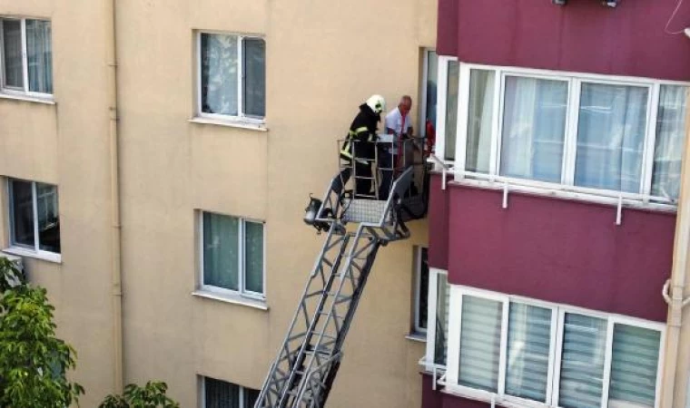 Apartmanda balkon aralığına düşen kedi, 2 saatte kurtarıldı