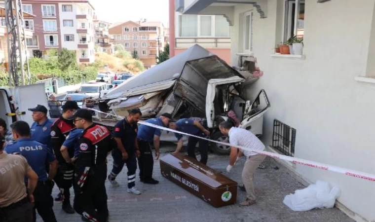 Apartmanın duvarına çarpan kamyonetin sürücüsü öldü