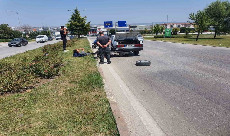 Arıza yapan otomobile çarpan motosiklet sürücüsü yaralandı