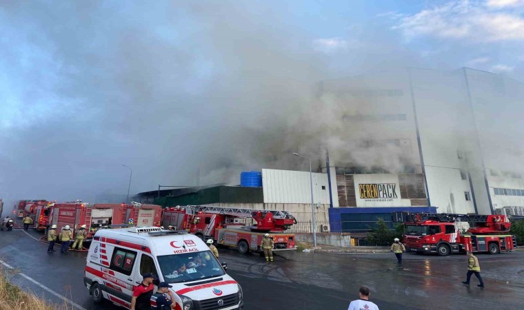 Arnavutköy Akpınar Sanayi Bölgesinde 4 katlı cam üretim fabrikasında yangın