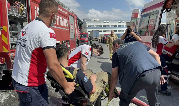 Arnavutköydeki fabrika yangınında bir itfaiye eri yaralandı