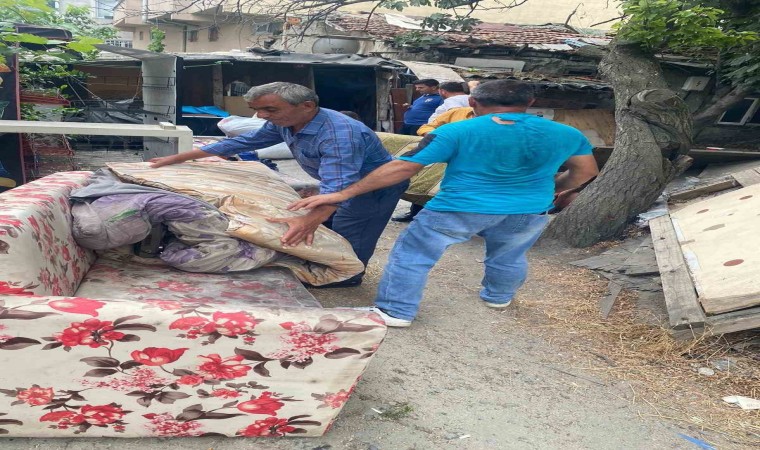 Arsası karşılığında iki daire almak için müteahhit ile anlaştı, arsasından da evinden de oldu