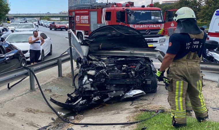 Ataşehirde lüks cip bariyerlere ok gibi saplandı