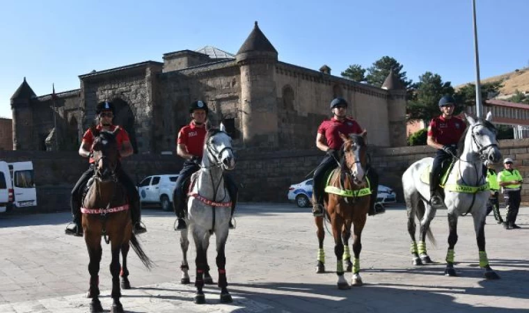 Atlı birlikler tarihi Bitlis Çarşısı’nda devriye görevi yaptı