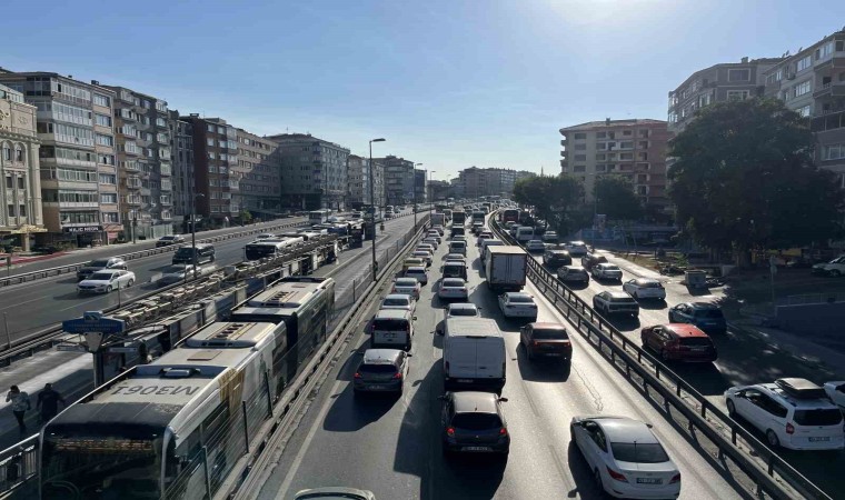 Avcılar E-5te metrobüs yolu çalışması trafik çilesine döndü