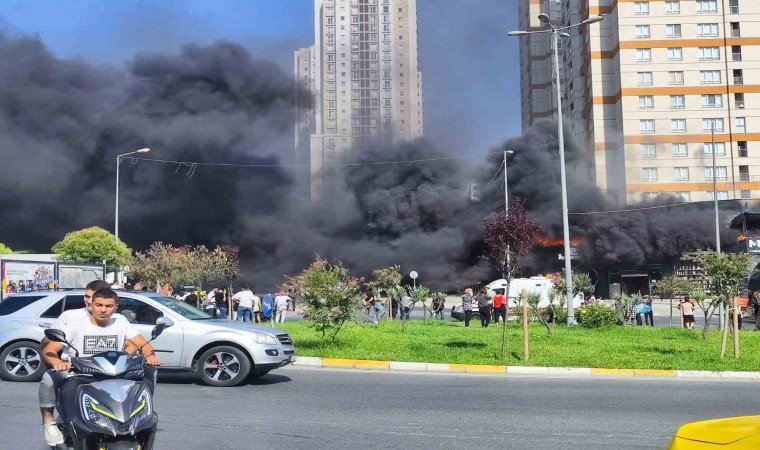 Avcılarda henüz açılışı yapılmayan AVMnin çatısı alev alev yandı