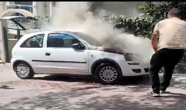 Avcılar’da park halindeyken yanan otomobili söndürme çabası