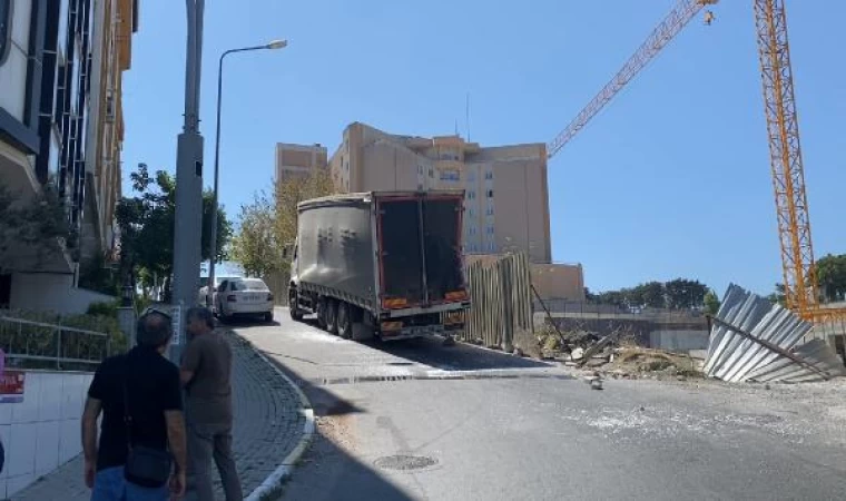 Avcılar’da yokuştan kayan TIR güvenlik kulübesine çarptı 