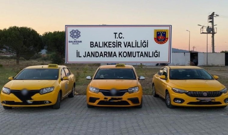 Ayvalıkta taksici kılığındaki göçmen kaçakçıları yakalandı