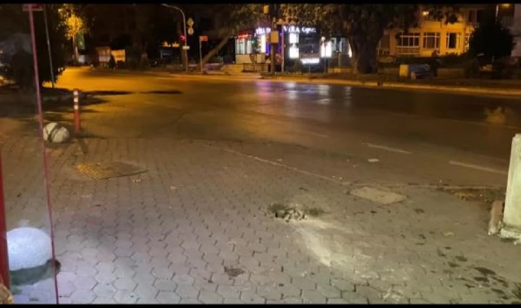 Bağdat Caddesi’nde otomobilin büfeye çarptığı anlar kamerada