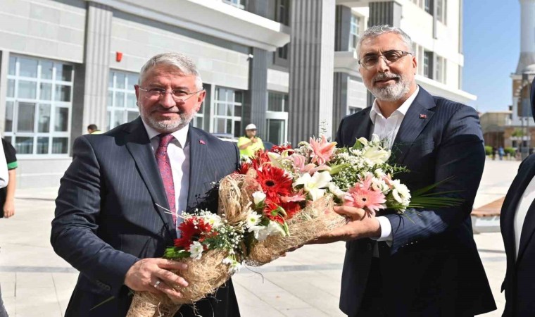 Bakan Işıkhan, Çorum Belediye Başkanı Aşgını ziyaret etti