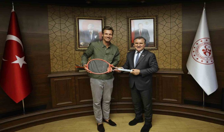 Bakan Osman Aşkın Bak, ünlü tenisçi Tomas Berdych ile görüştü