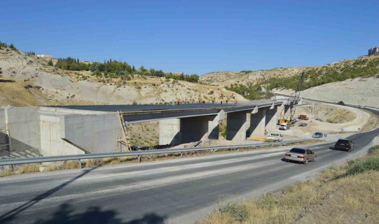 Bakan Uraloğlu Besni Viyadüğünde incelemelerde bulundu