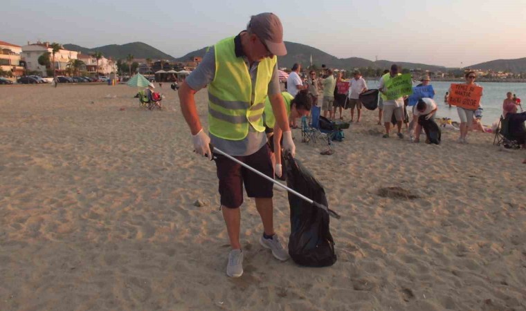 Balıkesirde çevreciler plaj temizliği yaptı