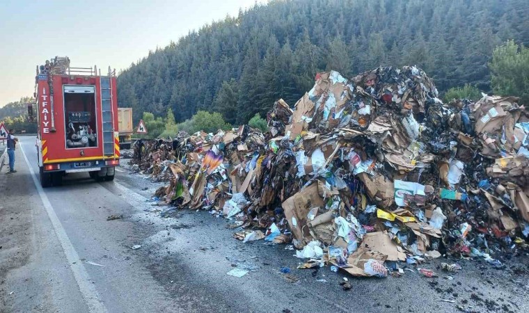 Balıkesirde seyir halindeki tır alev topuna döndü