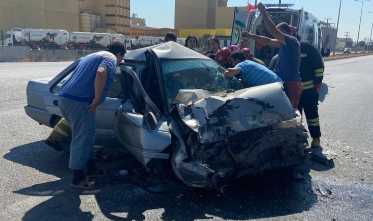 Bandırmada trafik kazasında araç içerisinde sıkışan sürücü yaralandı