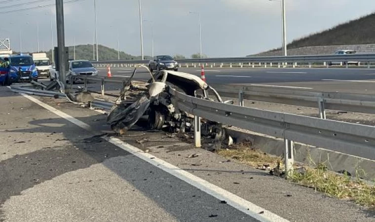 Bariyerlere çarptıktan sonra alev alan otomobildeki 2 kişi öldü, 1 kişi yaralandı