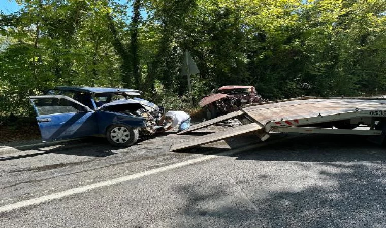 Bartın’da, otomobiller kafa kafaya çarpıştı: 2’si ağır, 3 yaralı