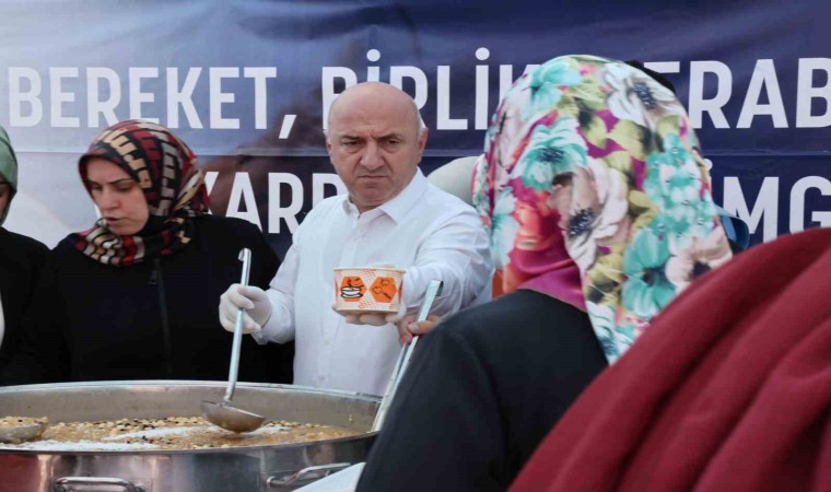 Başkan Bıyık, vatandaşlara aşure dağıttı