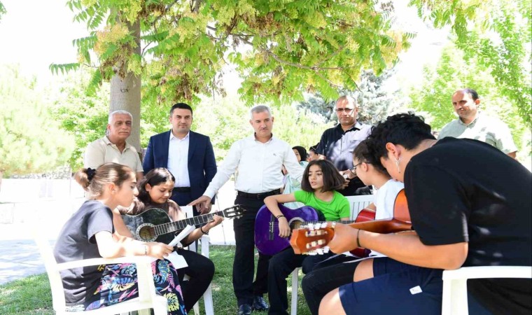 Başkan Çınar, Şehit Ömer Halisdemir Gençlik Merkezi çalışmalarını inceledi