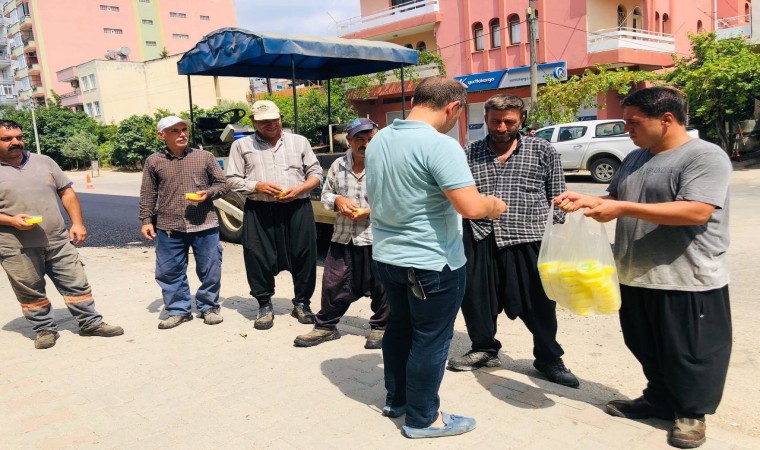 Başkandan, kavurucu sıcakta çalışan asfalt işçilerine serinleten ikram