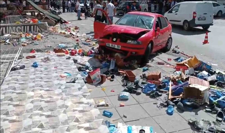 Başkentte dükkan reyonlarına çarpan otomobilin güvenlik kamerası görüntüleri ortaya çıktı