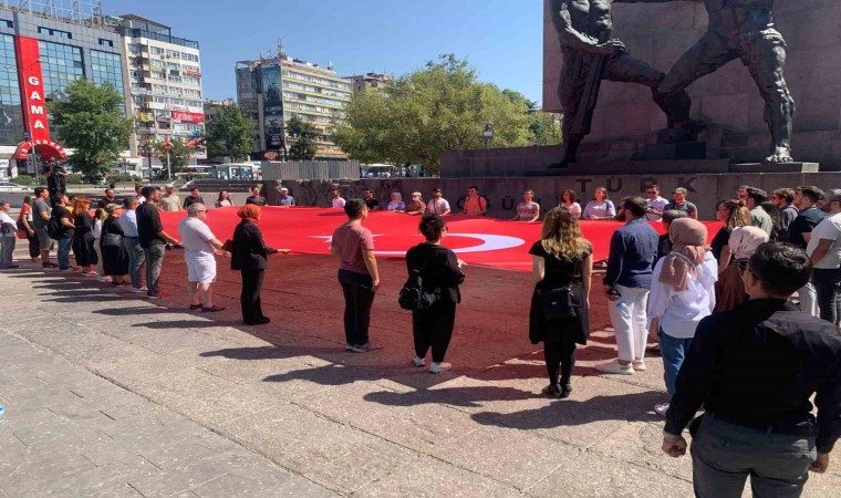 Başkentte şehitler için saygı duruşu