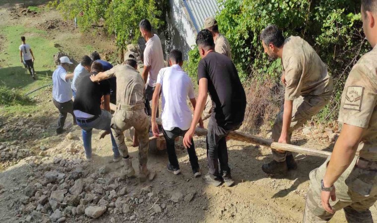 Batmanda tarihi mezar taşını taşımak için adeta canlarını dişlerine taktılar