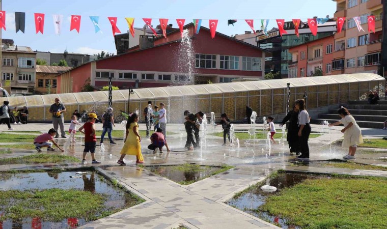 Bayburtta kavurucu sıcaklarda çocuklar fıskiyelerle serinledi