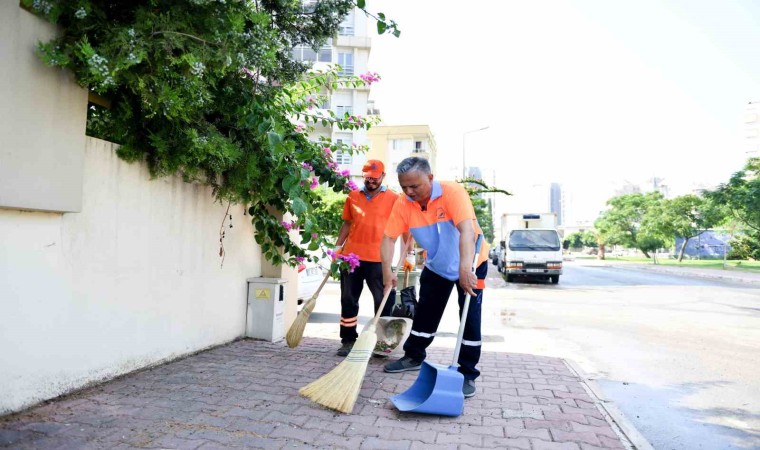 Belediye başkanı üniformayı giyip, süpürge ve faraşı alıp sokakları süpürdü