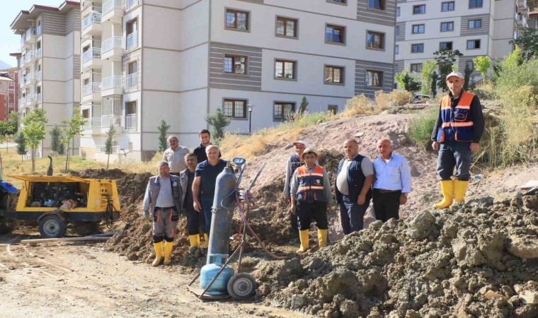 Belediye çalışanları sıcaklarla mücadele gediyor