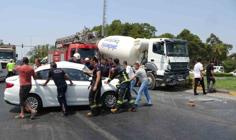 Beton mikseri ile otomobil çarpıştı: 1i ağır 4 yaralı