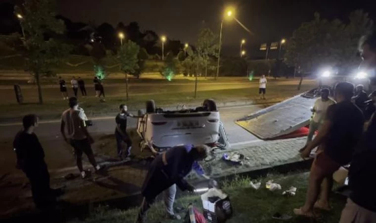 Beykoz’da bariyerlere çarpan otomobil takla attı: 2 yaralı