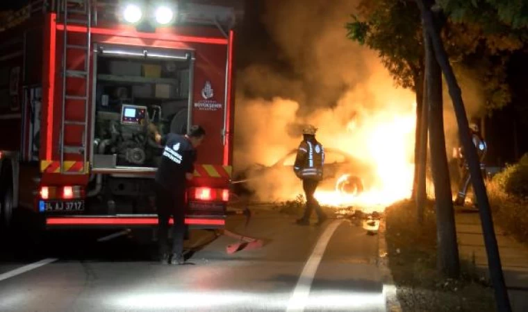 Beylikdüzü’nde kaza yapan lüks otomobil alev alev yandı