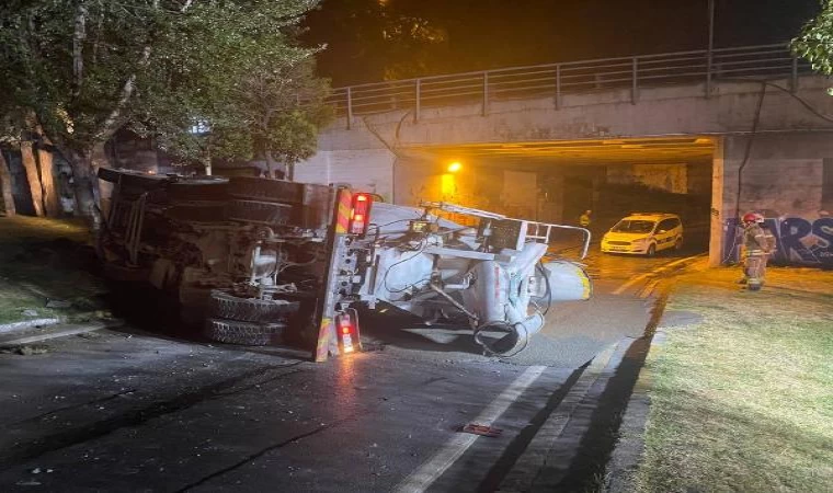 Beyoğlu’nda beton mikseri devrildi