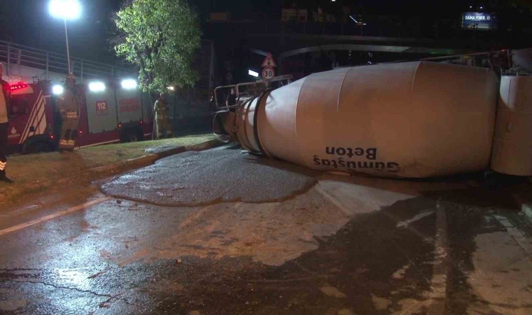 Beyoğlunda kontrolden çıkıp virajı alamayan beton mikseri yan yattı