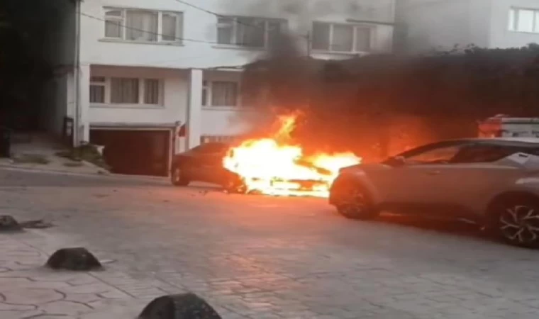 Beyoğlu’nda park halindeki otomobil alev alev yandı