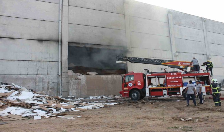 Bigada mobilya fabrikasında çıkan yangın söndürüldü