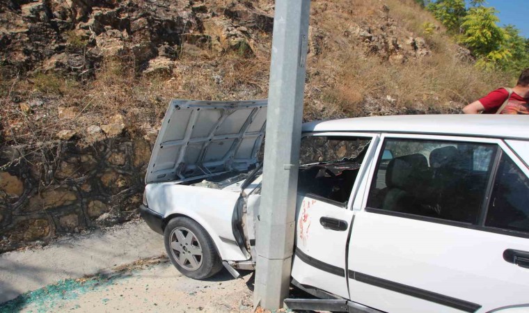 Bilecikte kontrolden çıkan otomobil aydınlatma direğini çarptı, 2 kişi yaralandı