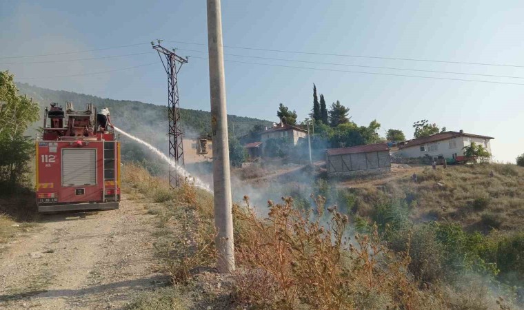 Bilecikte kopan elektrik telleri yangına sebep oldu